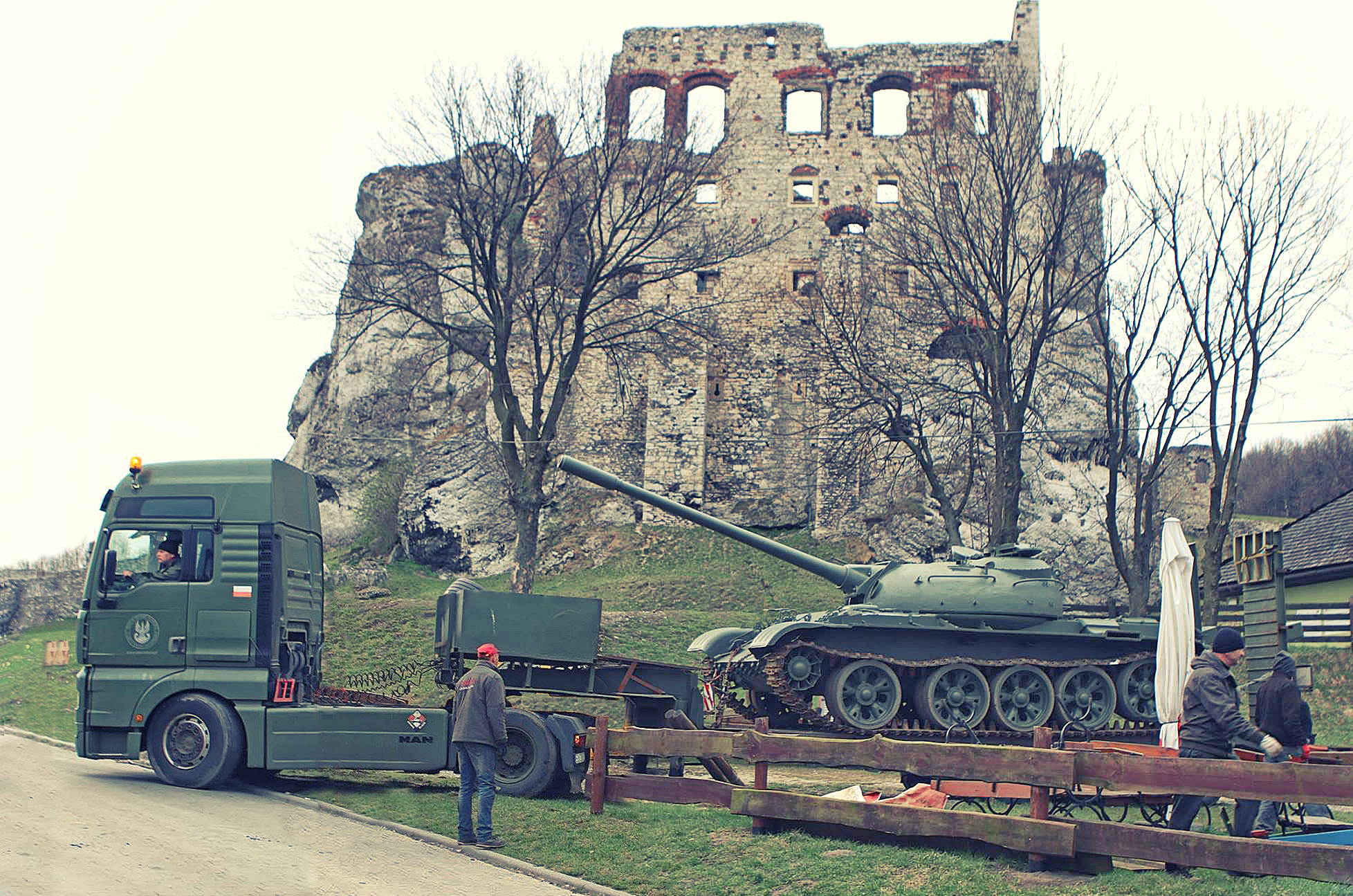 MAN TGA z czołgiem T-55 na lawecie wjeżdża pod zamek w Ogrodzieńcu